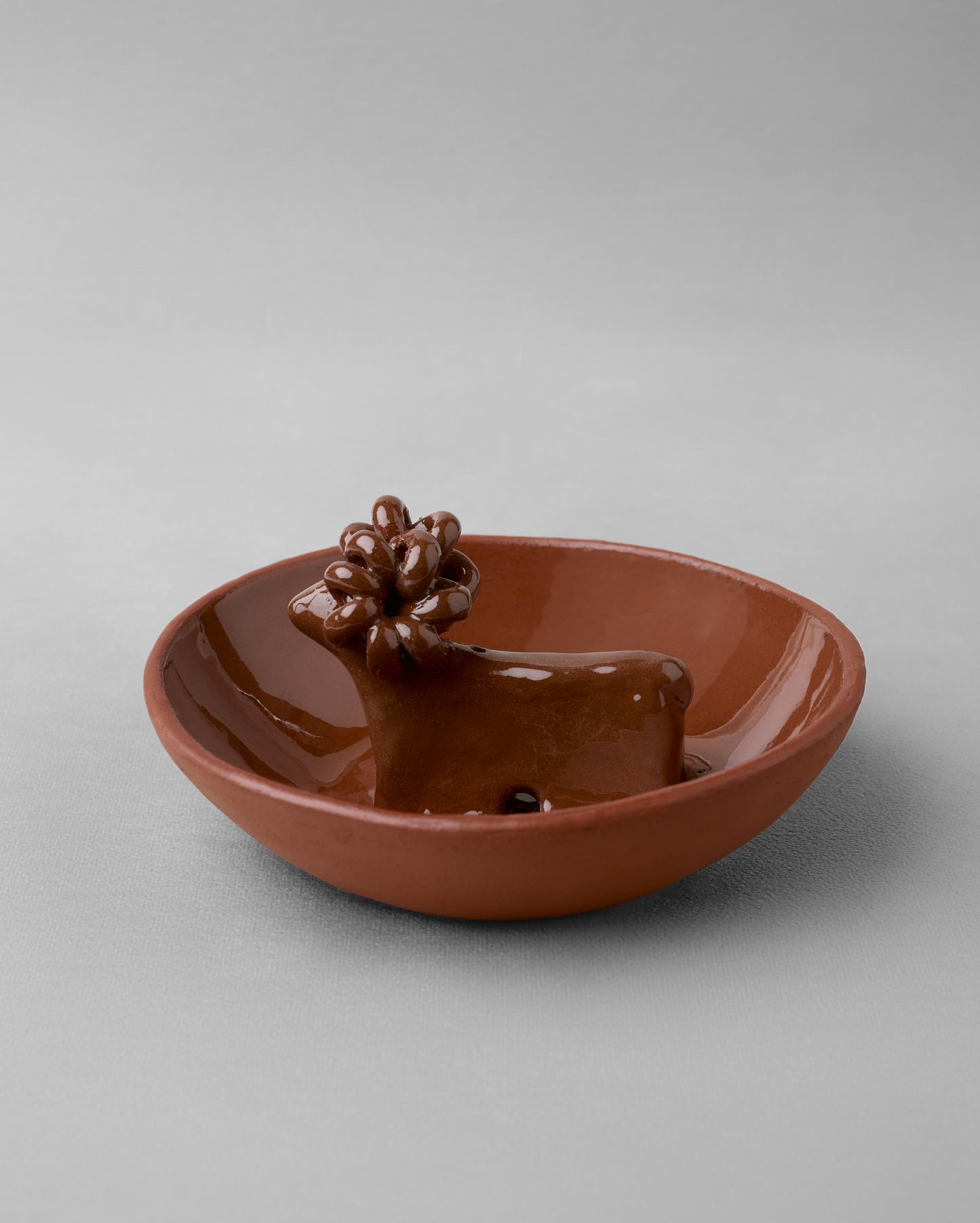 Купіть виріб ручної роботи "Terracote Ram" Incense Plate від Nadiia World. Ідеальний вибір для додавання вишуканості та шарму до вашого житлового простору або колекції особистих аксесуарів.