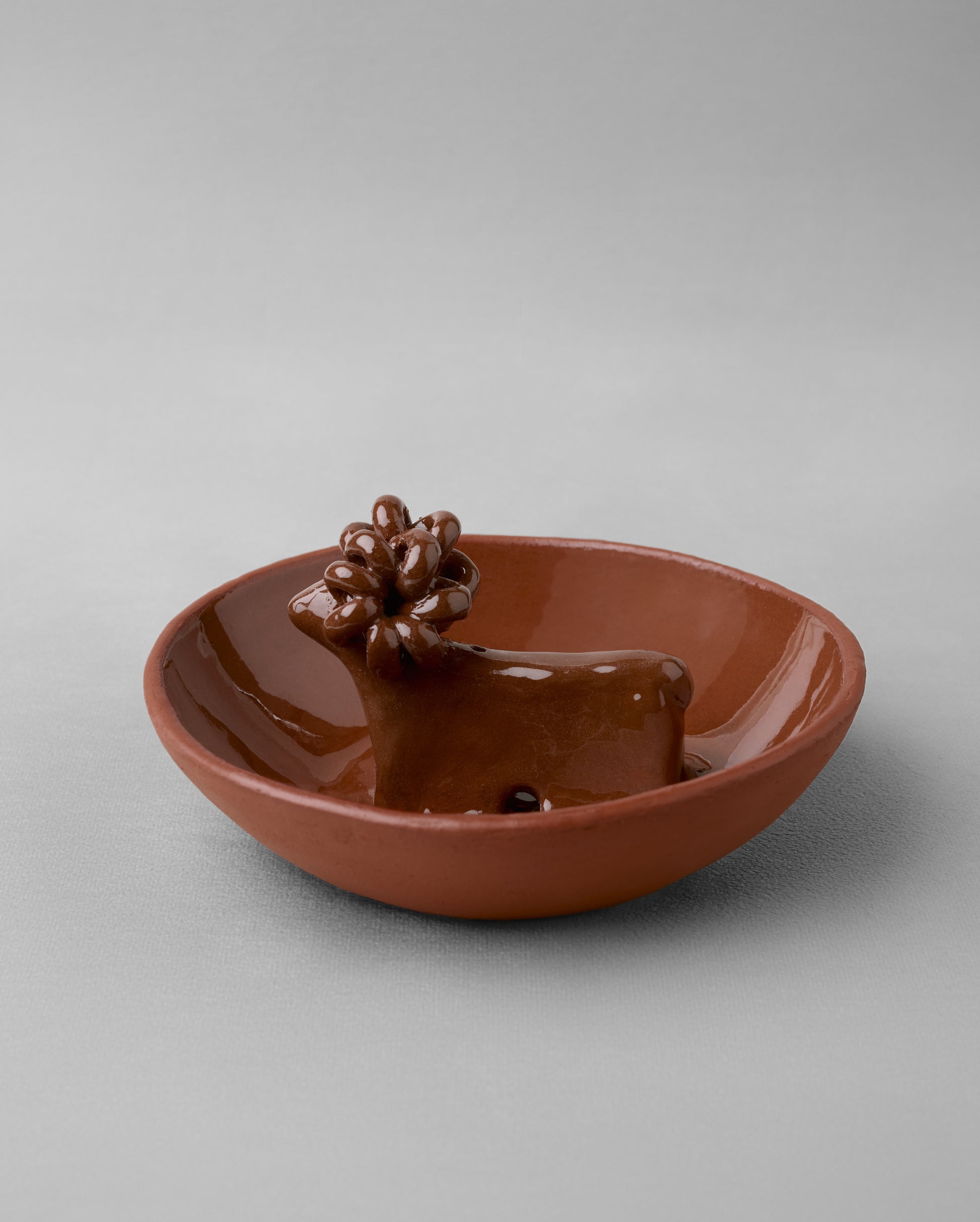 Купіть виріб ручної роботи "Terracote Ram" Incense Plate від Nadiia World. Ідеальний вибір для додавання вишуканості та шарму до вашого житлового простору або колекції особистих аксесуарів.