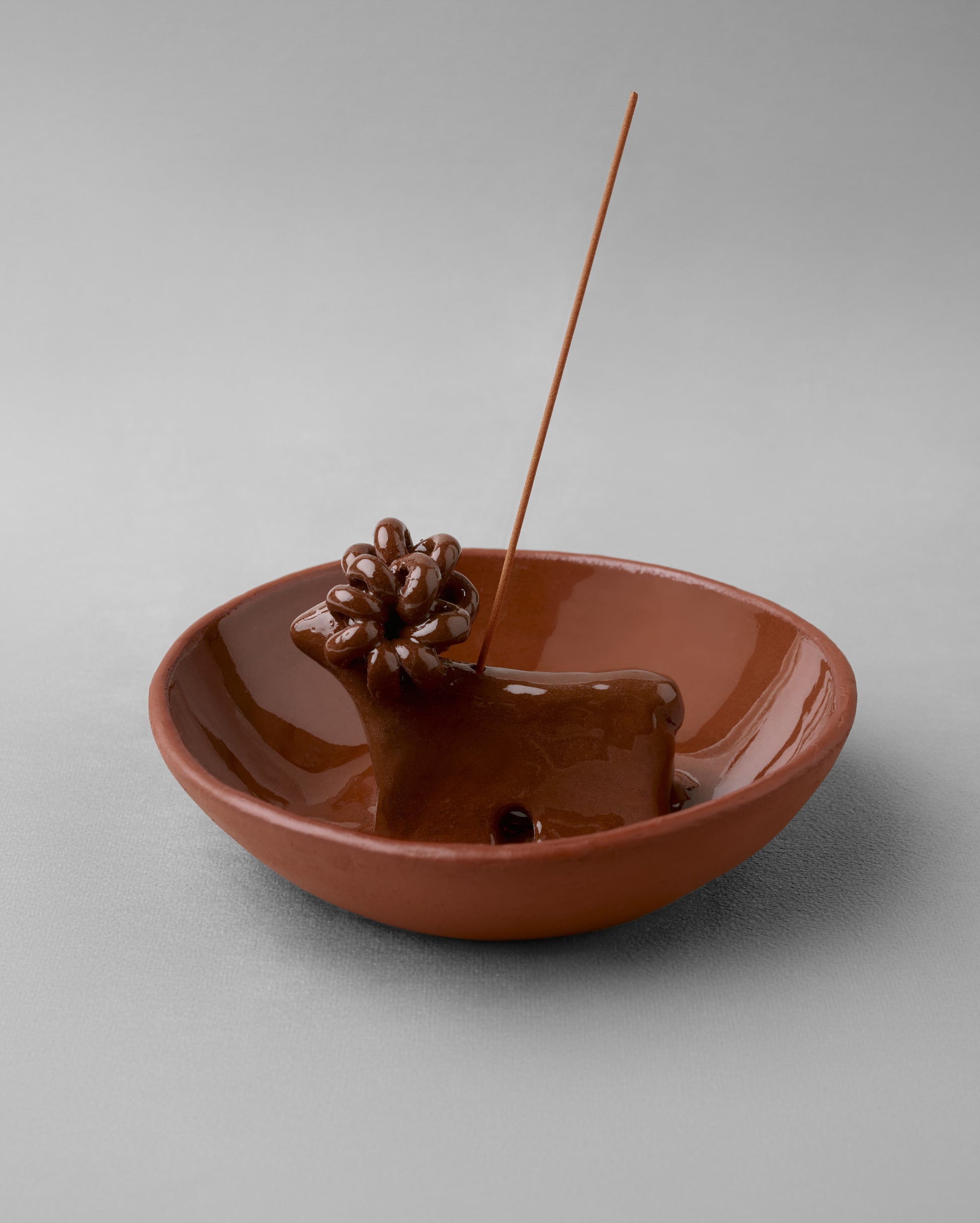 Купіть виріб ручної роботи "Terracote Ram" Incense Plate від Nadiia World. Ідеальний вибір для додавання вишуканості та шарму до вашого житлового простору або колекції особистих аксесуарів.