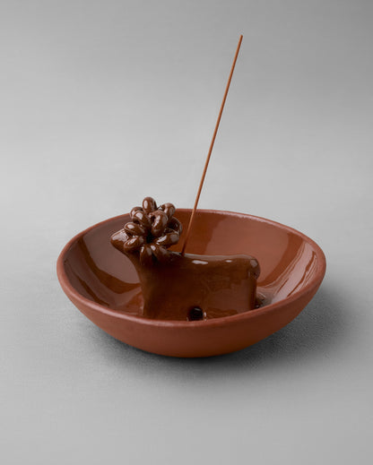 Купіть виріб ручної роботи "Terracote Ram" Incense Plate від Nadiia World. Ідеальний вибір для додавання вишуканості та шарму до вашого житлового простору або колекції особистих аксесуарів.