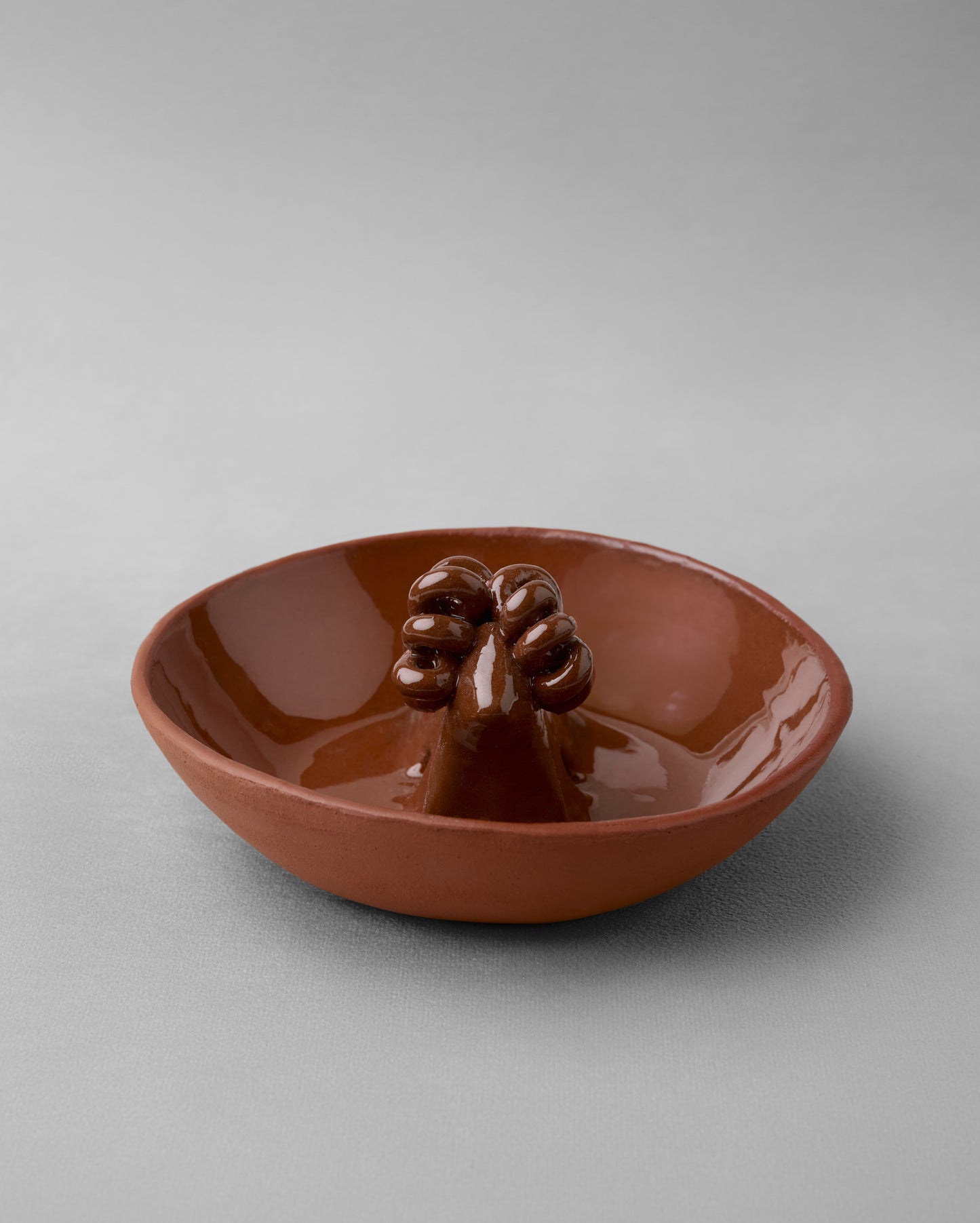 Купіть виріб ручної роботи "Terracote Ram" Incense Plate від Nadiia World. Ідеальний вибір для додавання вишуканості та шарму до вашого житлового простору або колекції особистих аксесуарів.