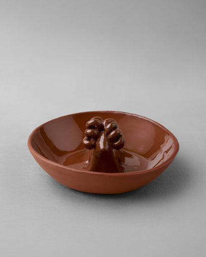 Купіть виріб ручної роботи "Terracote Ram" Incense Plate від Nadiia World. Ідеальний вибір для додавання вишуканості та шарму до вашого житлового простору або колекції особистих аксесуарів.