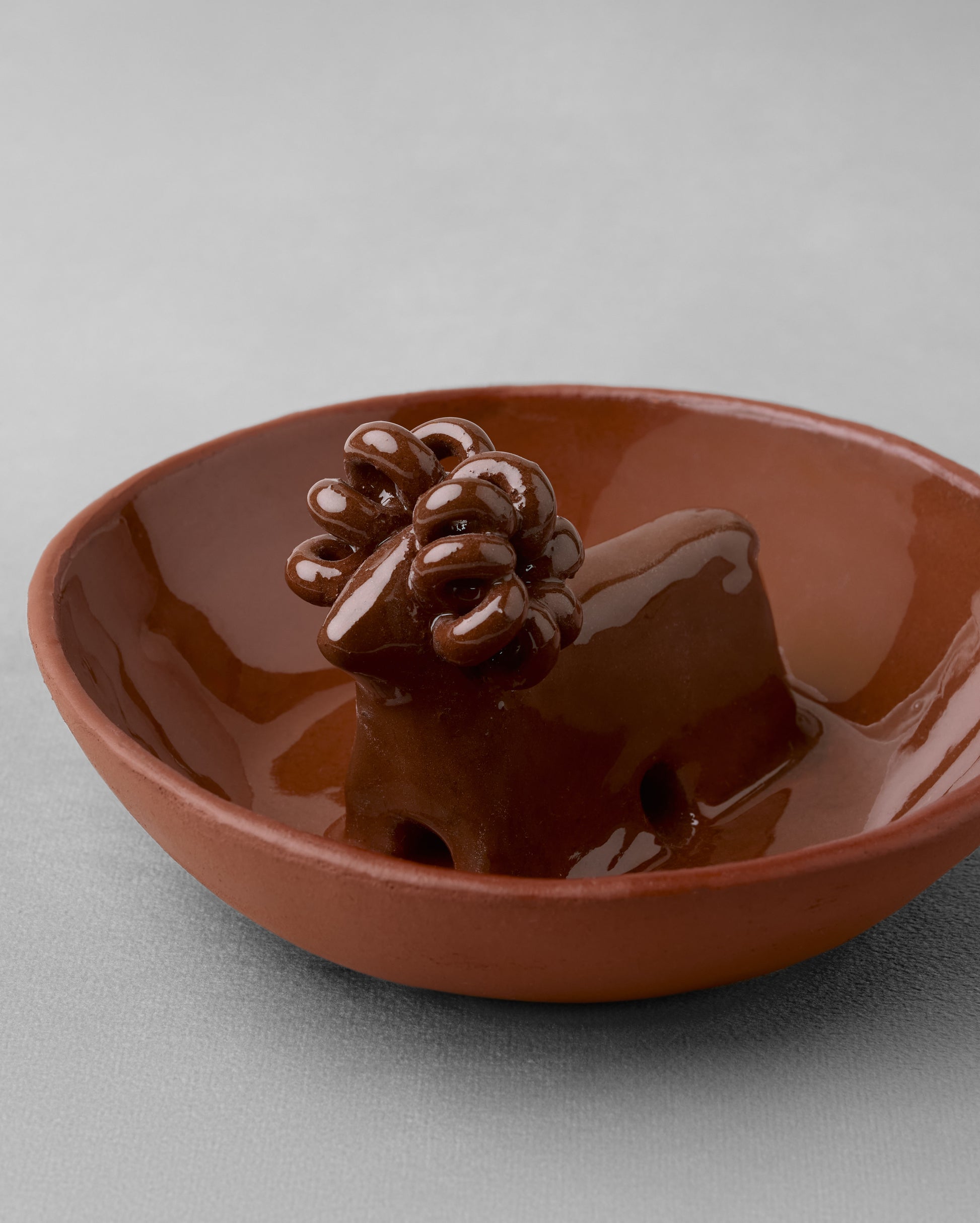 Купіть виріб ручної роботи "Terracote Ram" Incense Plate від Nadiia World. Ідеальний вибір для додавання вишуканості та шарму до вашого житлового простору або колекції особистих аксесуарів.