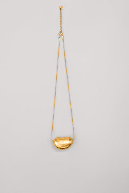 Купіть виріб ручної роботи Golden "Bean" Pendant від Nadiia World. Ідеальний вибір для додавання вишуканості та шарму до вашого житлового простору або колекції особистих аксесуарів.