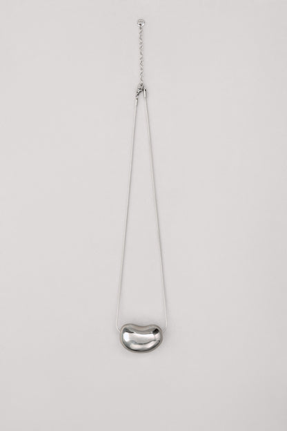 Купіть виріб ручної роботи Silver "Bean" Pendant від Nadiia World. Ідеальний вибір для додавання вишуканості та шарму до вашого житлового простору або колекції особистих аксесуарів.