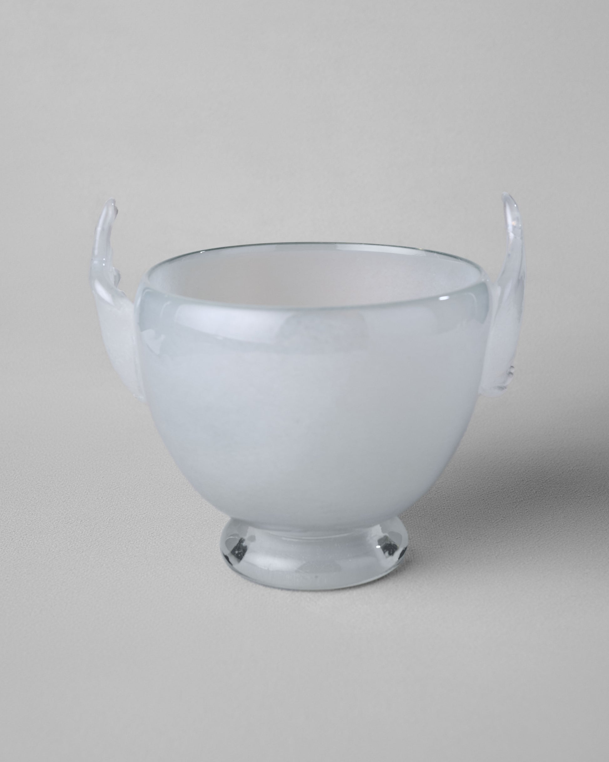 Купіть виріб ручної роботи Candy Jar "Wings" від Nadiia World. Ідеальний вибір для додавання вишуканості та шарму до вашого житлового простору або колекції особистих аксесуарів.