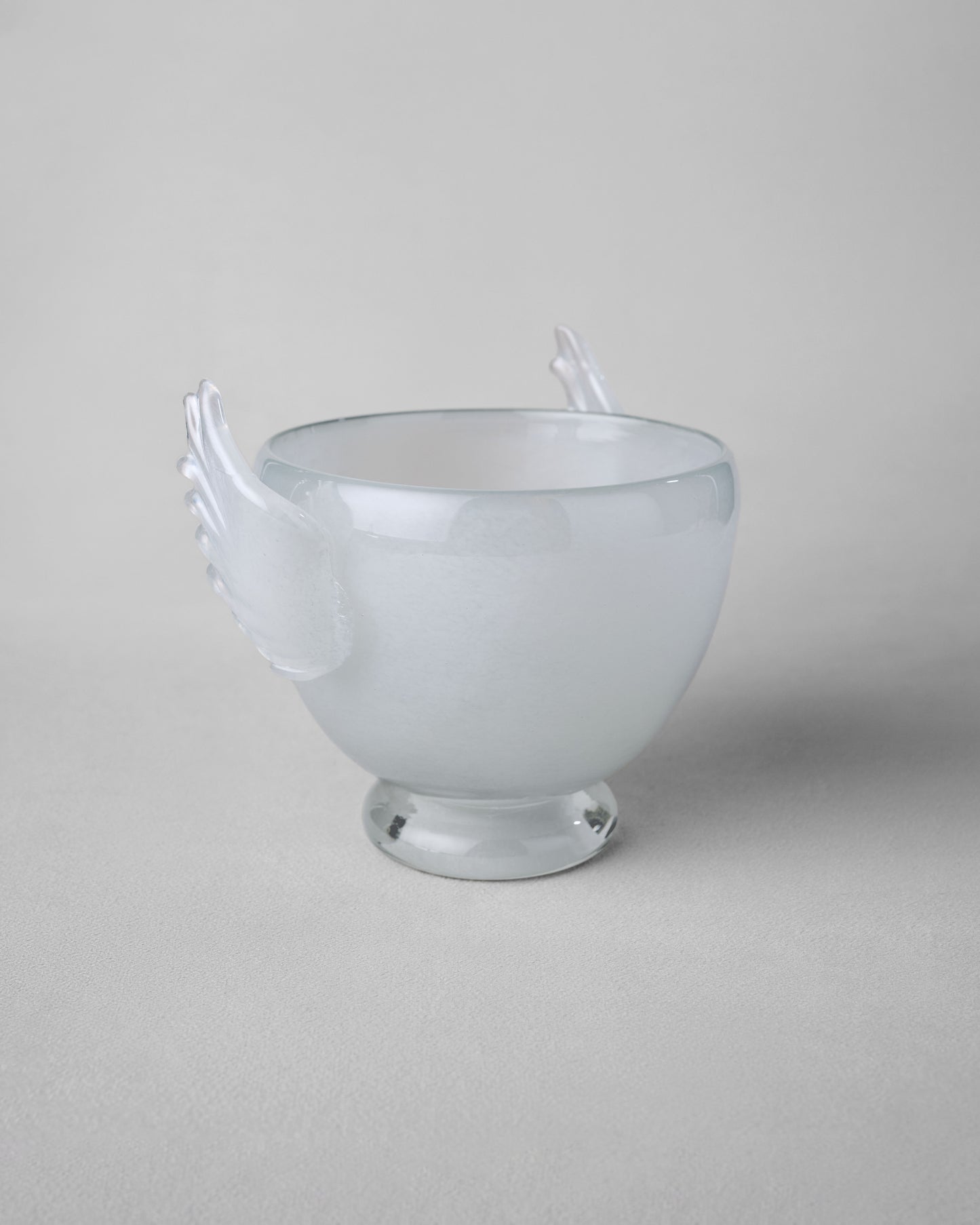 Купіть виріб ручної роботи Candy Jar "Wings" від Nadiia World. Ідеальний вибір для додавання вишуканості та шарму до вашого житлового простору або колекції особистих аксесуарів.