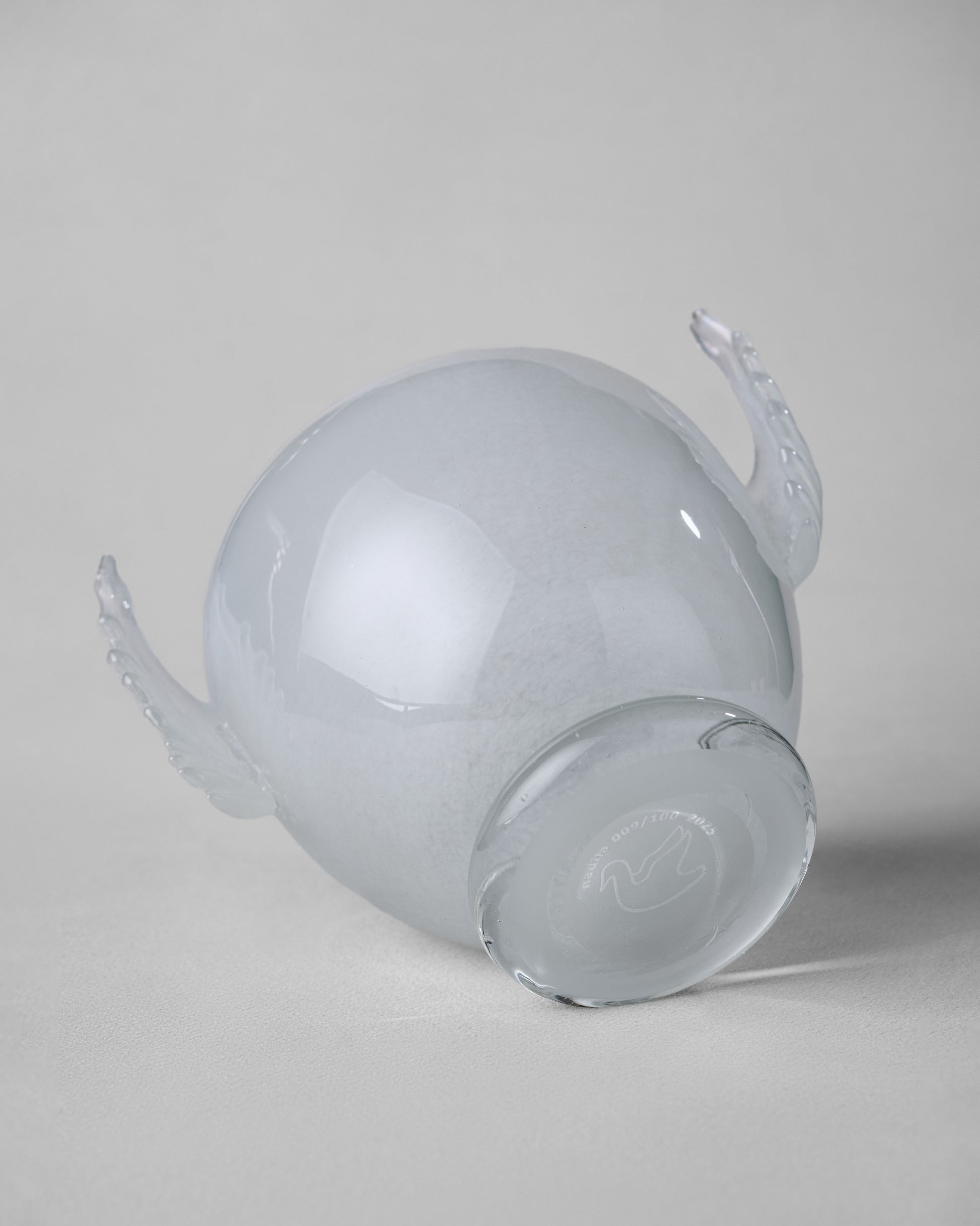 Купіть виріб ручної роботи Candy Jar "Wings" від Nadiia World. Ідеальний вибір для додавання вишуканості та шарму до вашого житлового простору або колекції особистих аксесуарів.