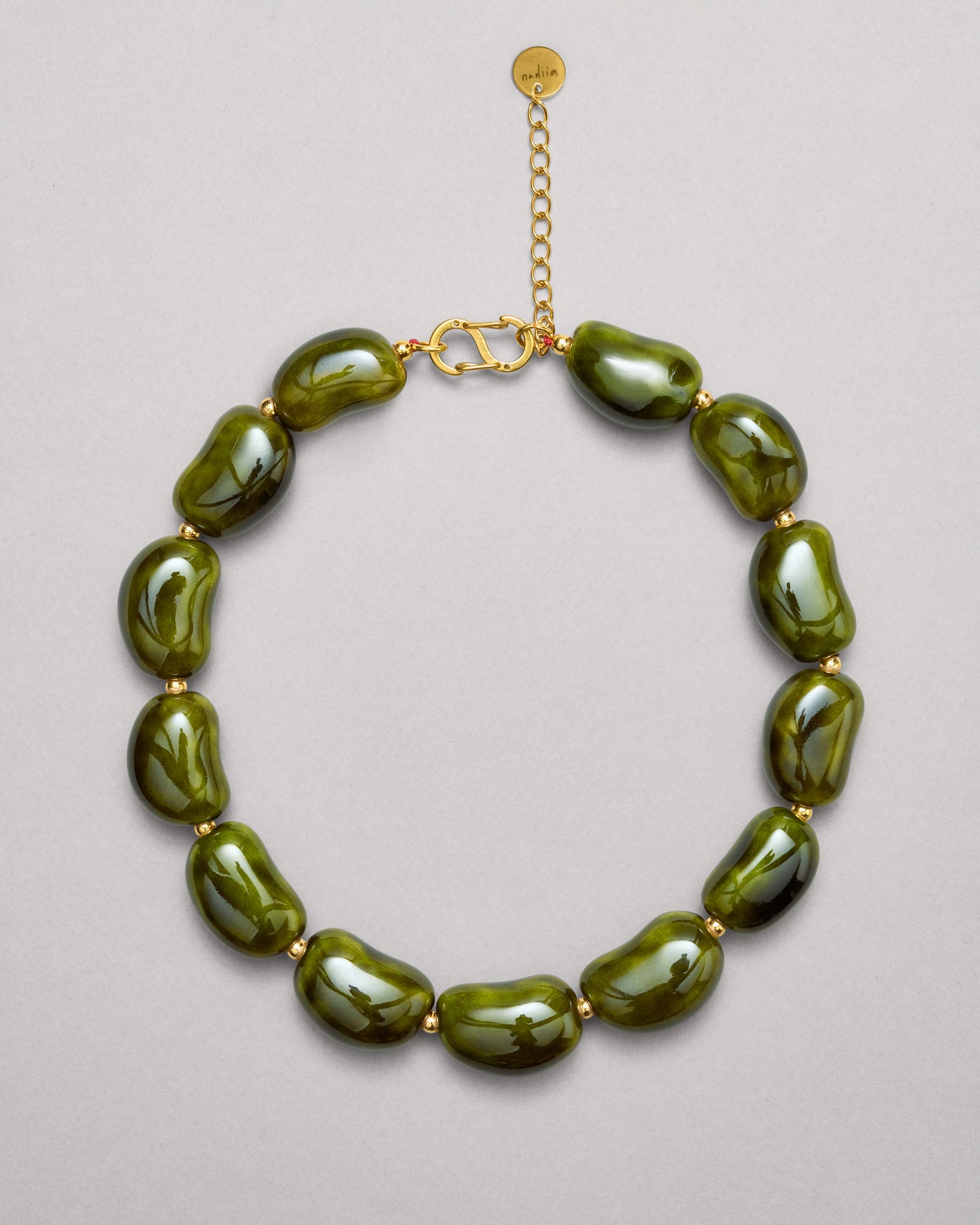 Купіть виріб ручної роботи Green «Beans» Necklace від Nadiia World. Ідеальний вибір для додавання вишуканості та шарму до вашого житлового простору або колекції особистих аксесуарів.