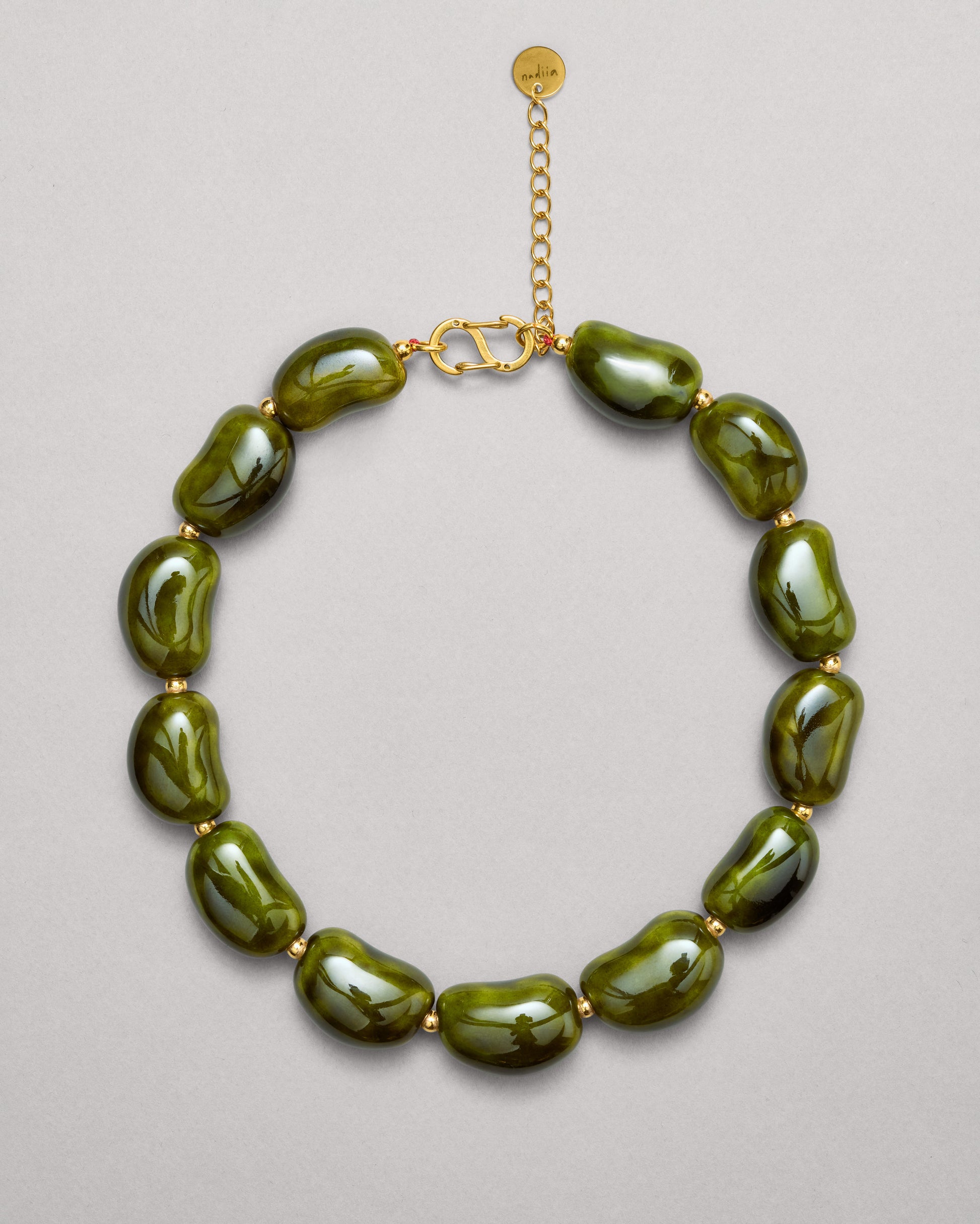 Купіть виріб ручної роботи Green «Beans» Necklace від Nadiia World. Ідеальний вибір для додавання вишуканості та шарму до вашого житлового простору або колекції особистих аксесуарів.