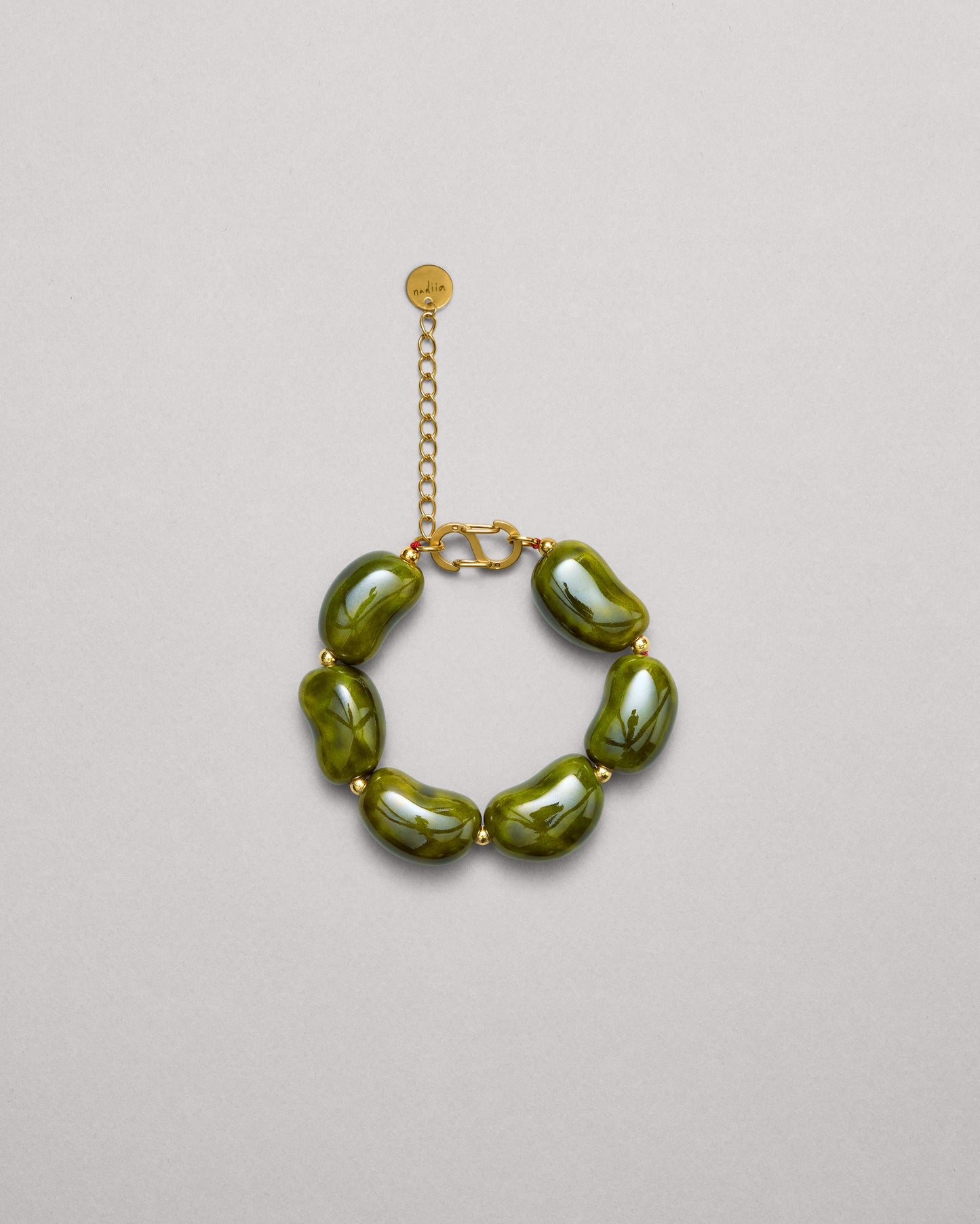 Купіть виріб ручної роботи Green «Beans» Bracelet від Nadiia World. Ідеальний вибір для додавання вишуканості та шарму до вашого житлового простору або колекції особистих аксесуарів.