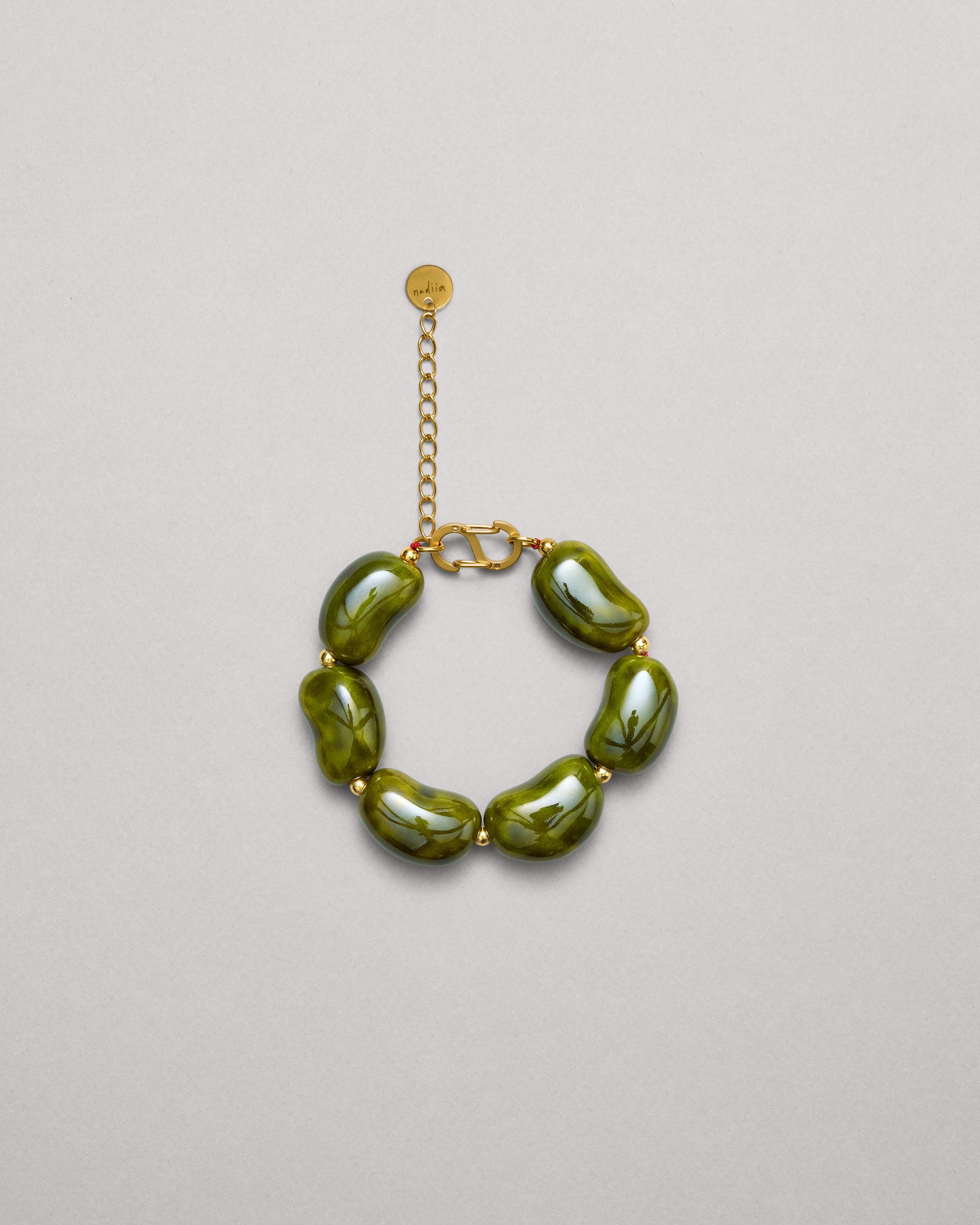 Купіть виріб ручної роботи Green «Beans» Bracelet від Nadiia World. Ідеальний вибір для додавання вишуканості та шарму до вашого житлового простору або колекції особистих аксесуарів.