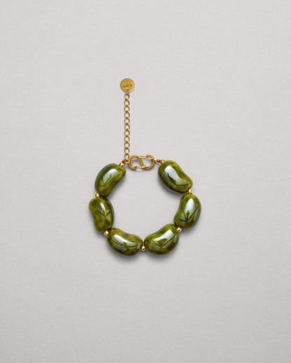 Купіть виріб ручної роботи Green «Beans» Bracelet від Nadiia World. Ідеальний вибір для додавання вишуканості та шарму до вашого житлового простору або колекції особистих аксесуарів.