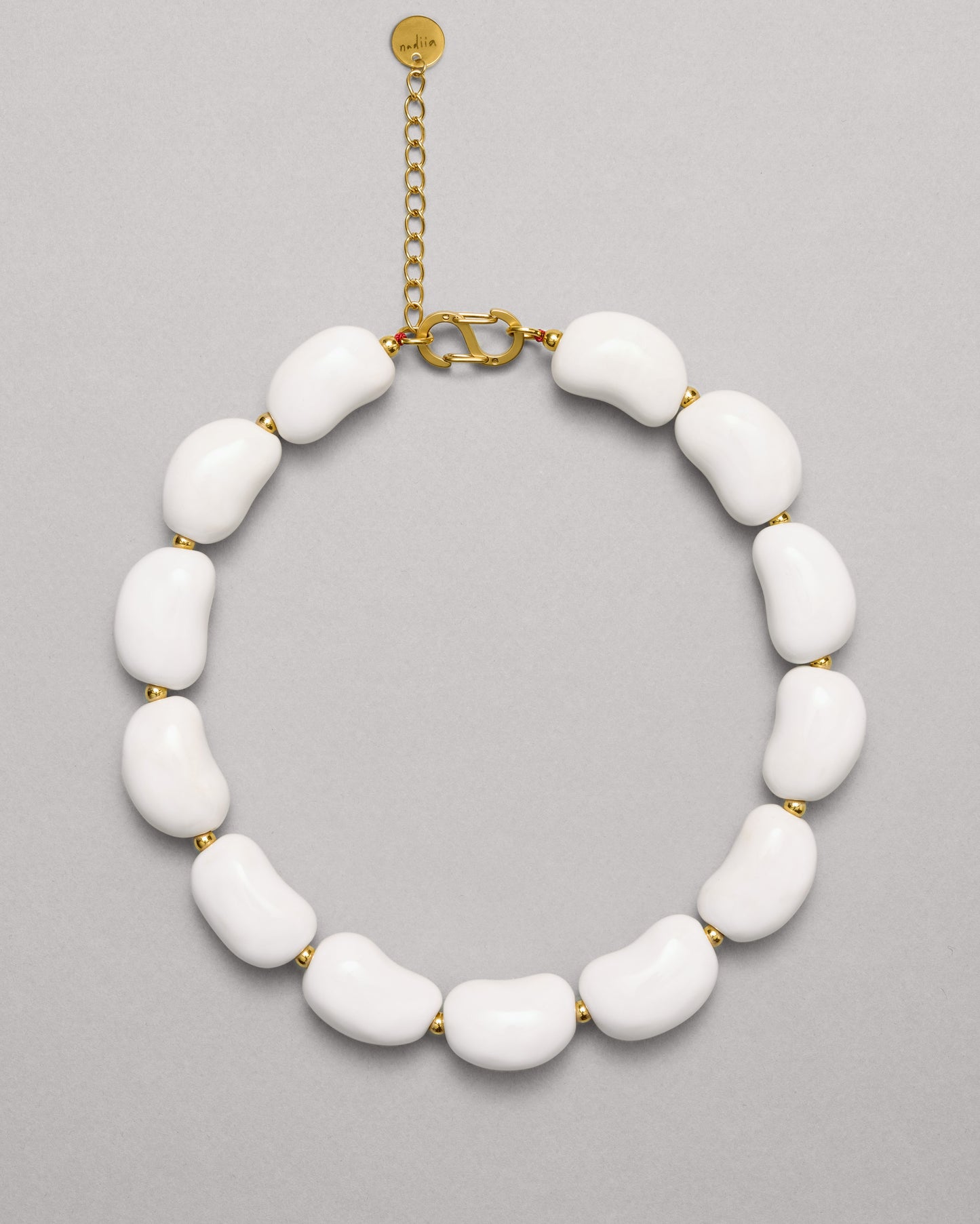 Купіть виріб ручної роботи Off-White "Beans" Necklace від Nadiia World. Ідеальний вибір для додавання вишуканості та шарму до вашого житлового простору або колекції особистих аксесуарів.