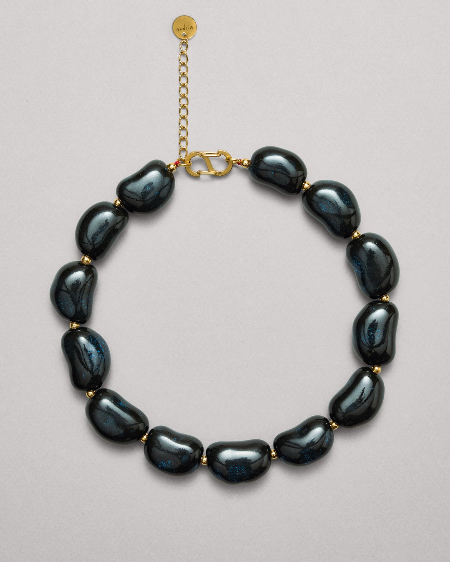 Купіть виріб ручної роботи Opulent Blue «Beans» Necklace від Nadiia World. Ідеальний вибір для додавання вишуканості та шарму до вашого житлового простору або колекції особистих аксесуарів.