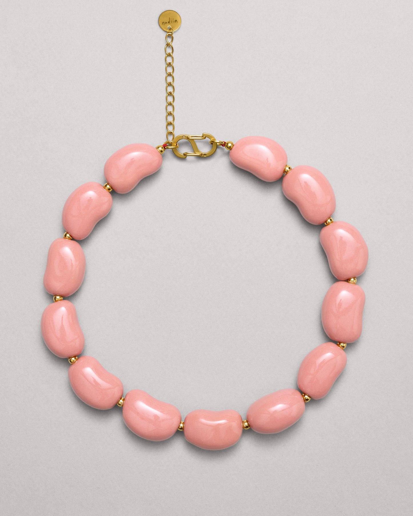 Купіть виріб ручної роботи Pink "Beans" Necklace від Nadiia World. Ідеальний вибір для додавання вишуканості та шарму до вашого житлового простору або колекції особистих аксесуарів.