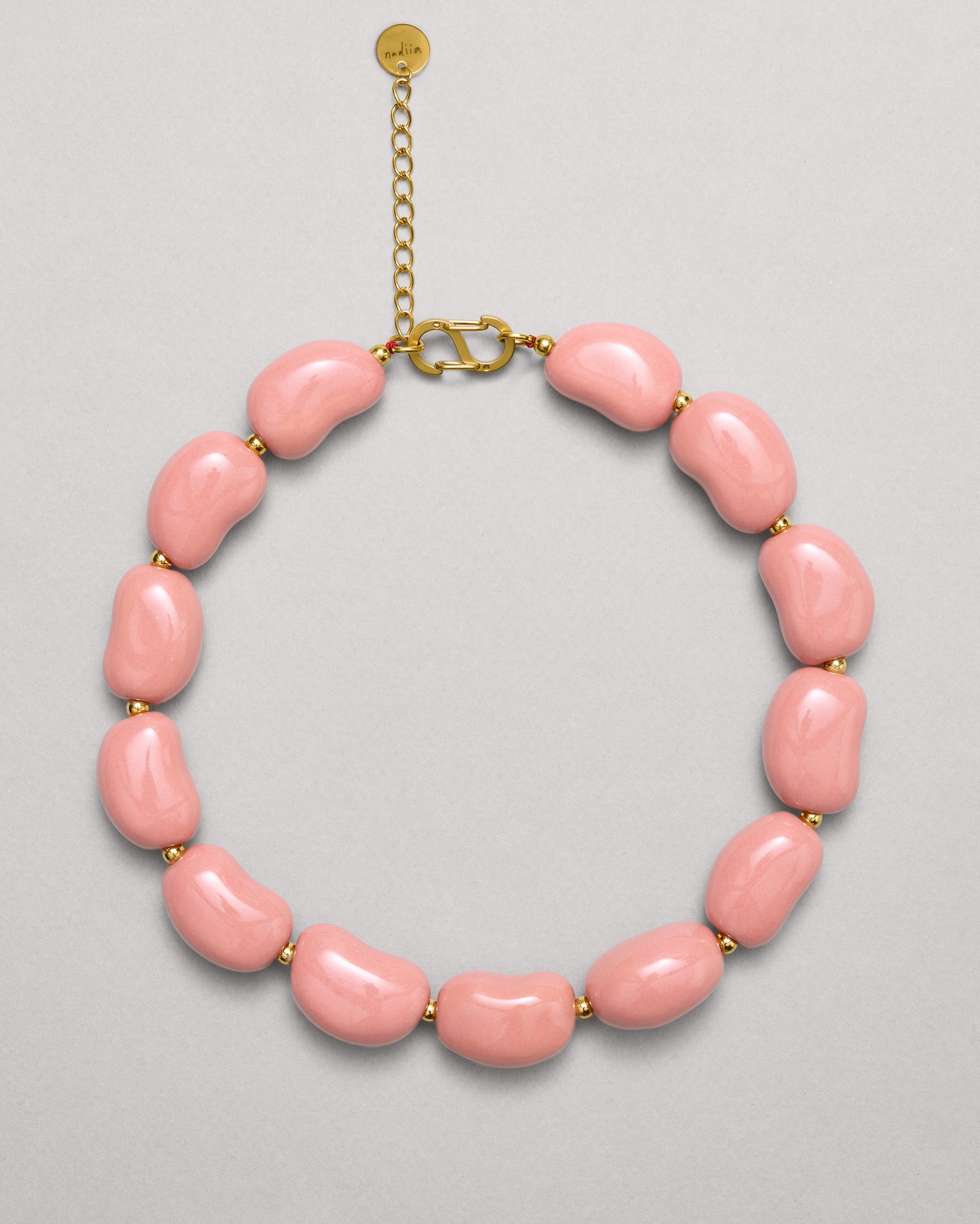Купіть виріб ручної роботи Pink "Beans" Necklace від Nadiia World. Ідеальний вибір для додавання вишуканості та шарму до вашого житлового простору або колекції особистих аксесуарів.
