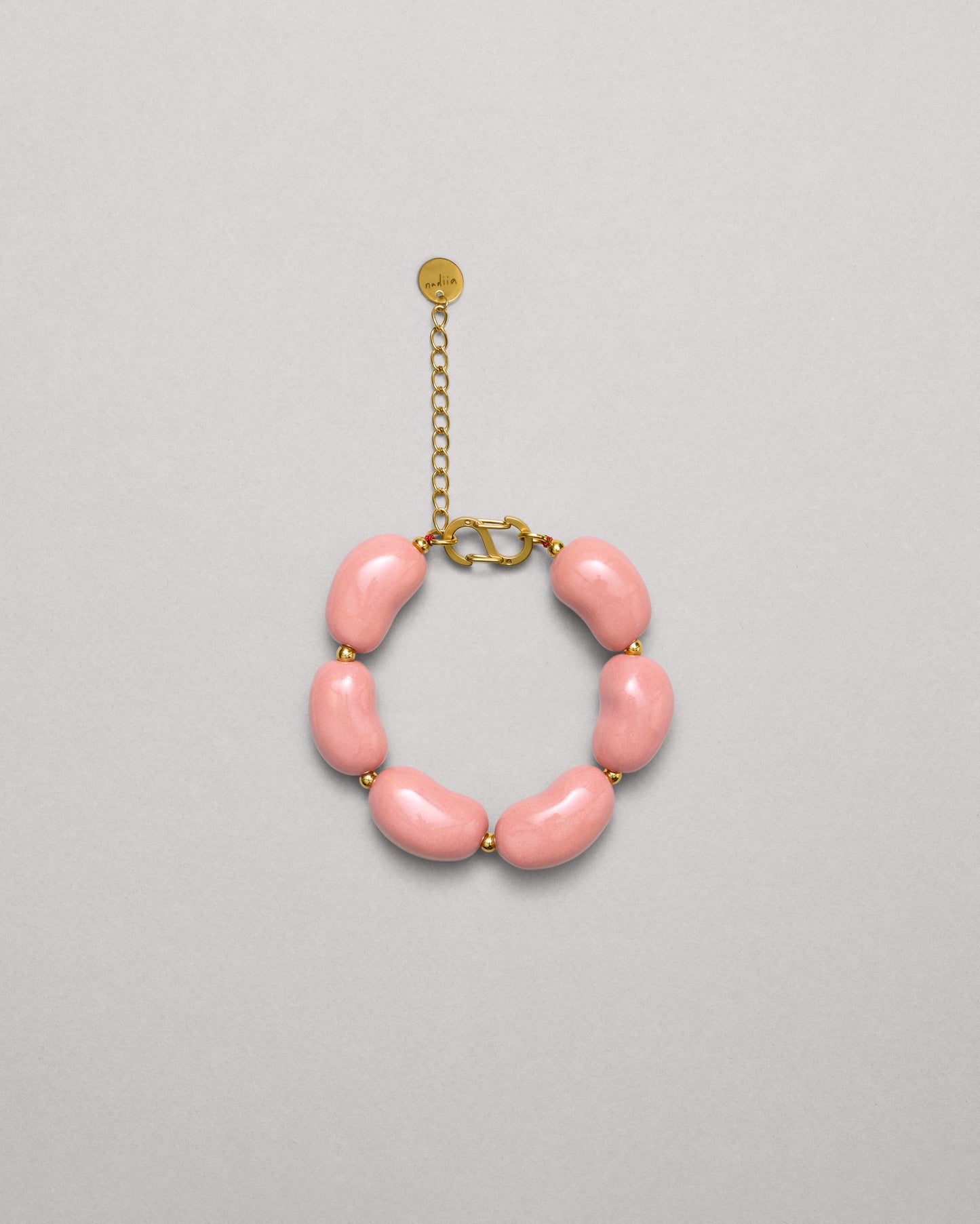 Купіть виріб ручної роботи Pink "Beans" Bracelet від Nadiia World. Ідеальний вибір для додавання вишуканості та шарму до вашого житлового простору або колекції особистих аксесуарів.