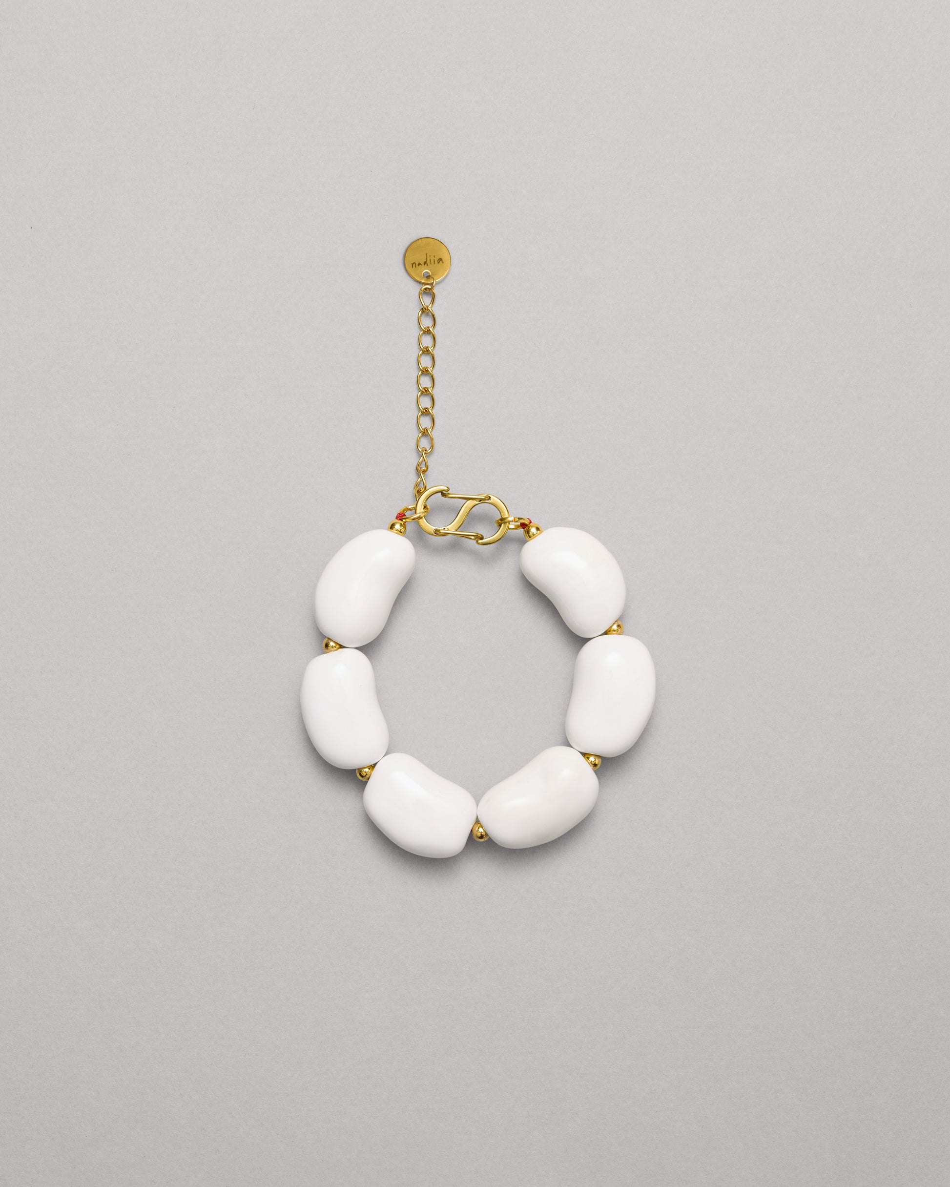 Купіть виріб ручної роботи Off-White "Beans" Bracelet від Nadiia World. Ідеальний вибір для додавання вишуканості та шарму до вашого житлового простору або колекції особистих аксесуарів.