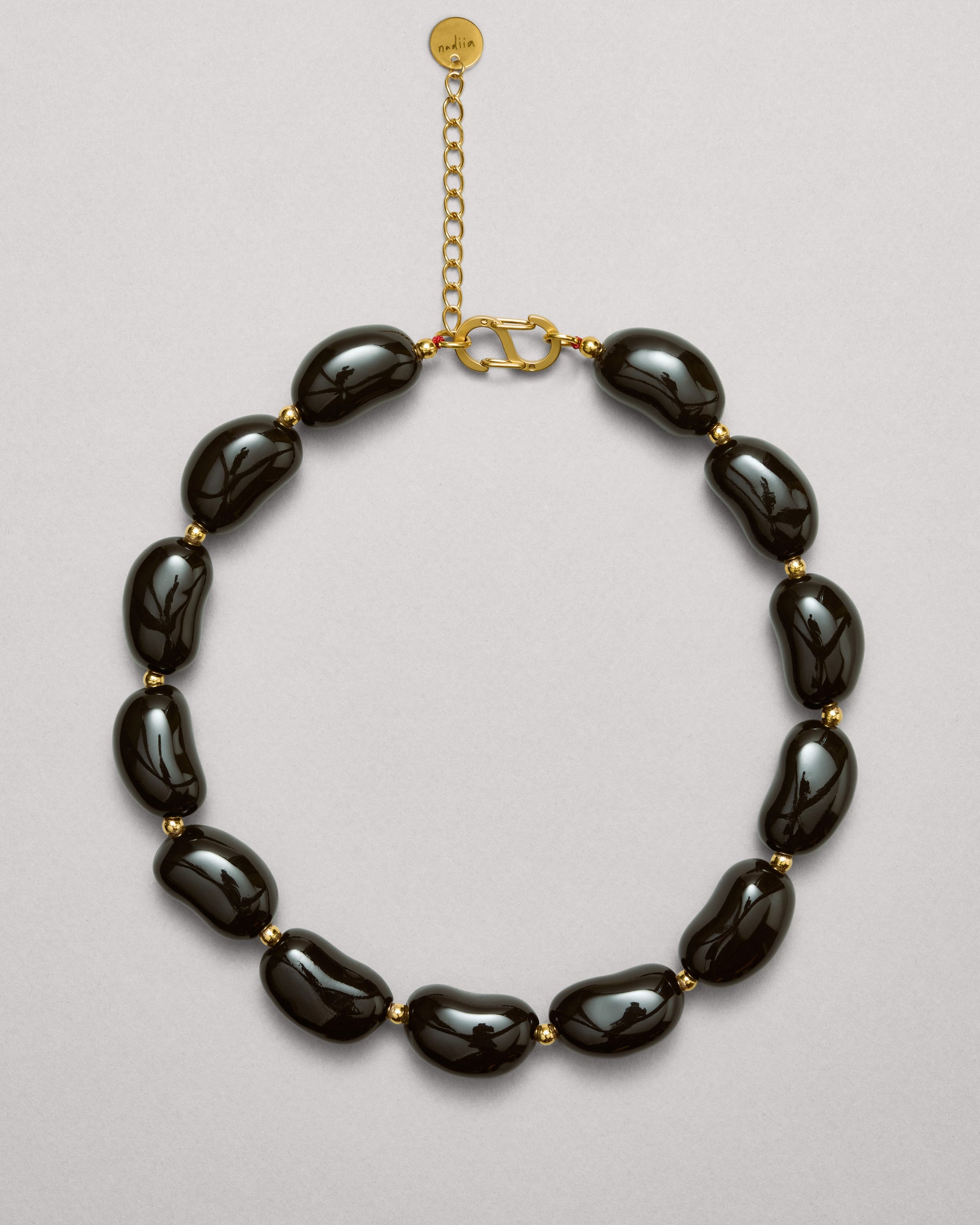 Купіть виріб ручної роботи Black "Beans" Necklace від Nadiia World. Ідеальний вибір для додавання вишуканості та шарму до вашого житлового простору або колекції особистих аксесуарів.