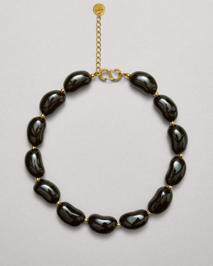 Купіть виріб ручної роботи Black "Beans" Necklace від Nadiia World. Ідеальний вибір для додавання вишуканості та шарму до вашого житлового простору або колекції особистих аксесуарів.