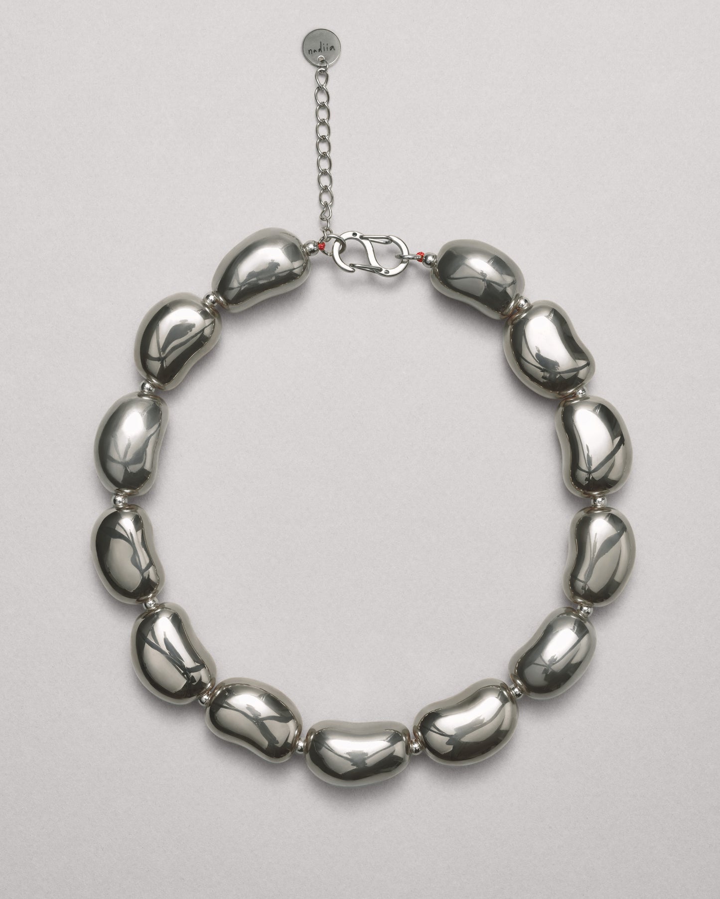 Купіть виріб ручної роботи Silver "Beans" Necklace від Nadiia World. Ідеальний вибір для додавання вишуканості та шарму до вашого житлового простору або колекції особистих аксесуарів.