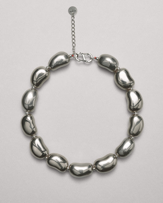 Купіть виріб ручної роботи Silver "Beans" Necklace від Nadiia World. Ідеальний вибір для додавання вишуканості та шарму до вашого житлового простору або колекції особистих аксесуарів.