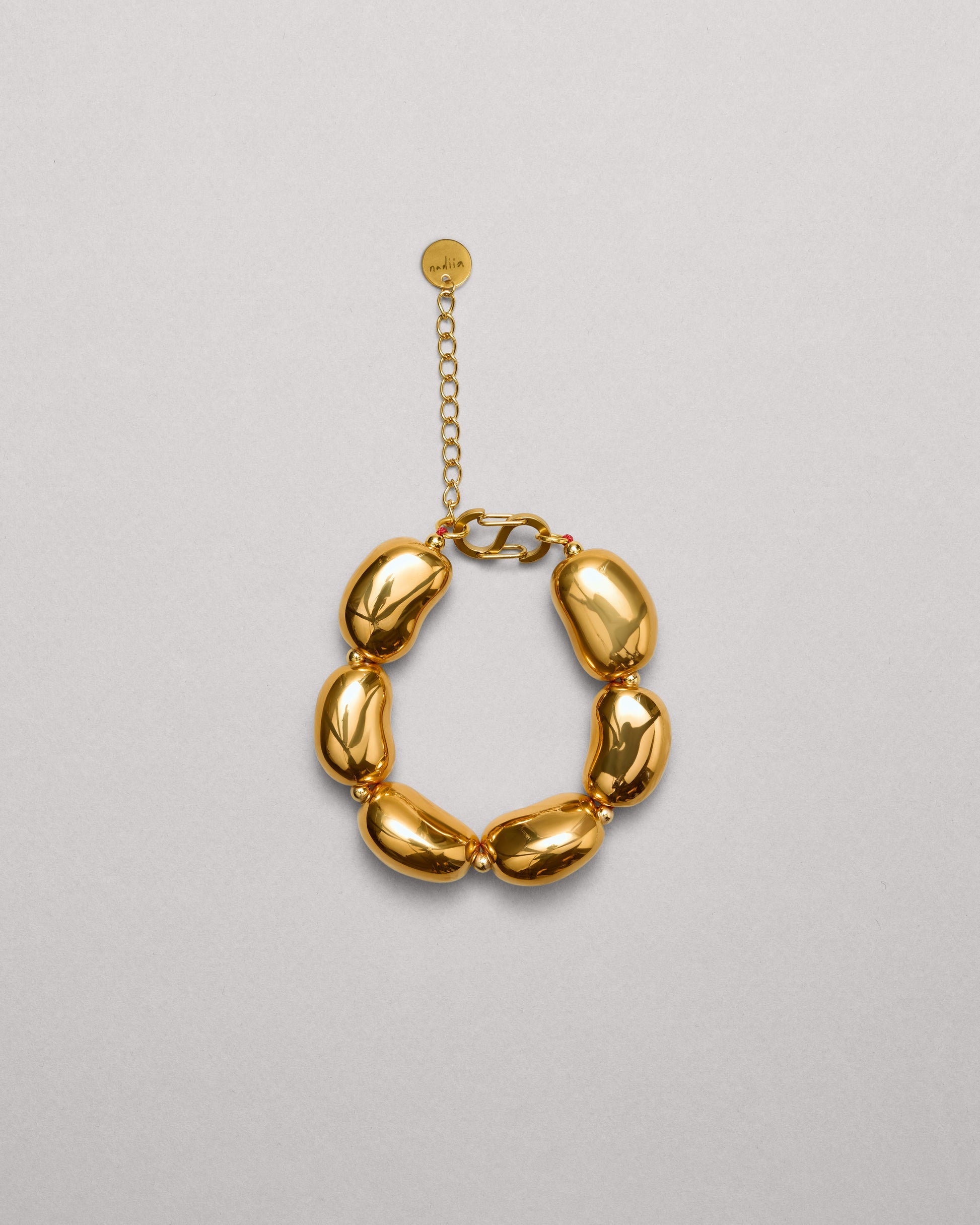 Купіть виріб ручної роботи Golden "Beans" Bracelet від Nadiia World. Ідеальний вибір для додавання вишуканості та шарму до вашого житлового простору або колекції особистих аксесуарів.