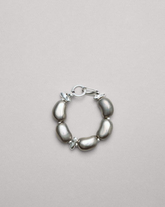 Купіть виріб ручної роботи Futuristic Silver "Beans" Bracelet від Nadiia World. Ідеальний вибір для додавання вишуканості та шарму до вашого житлового простору або колекції особистих аксесуарів.