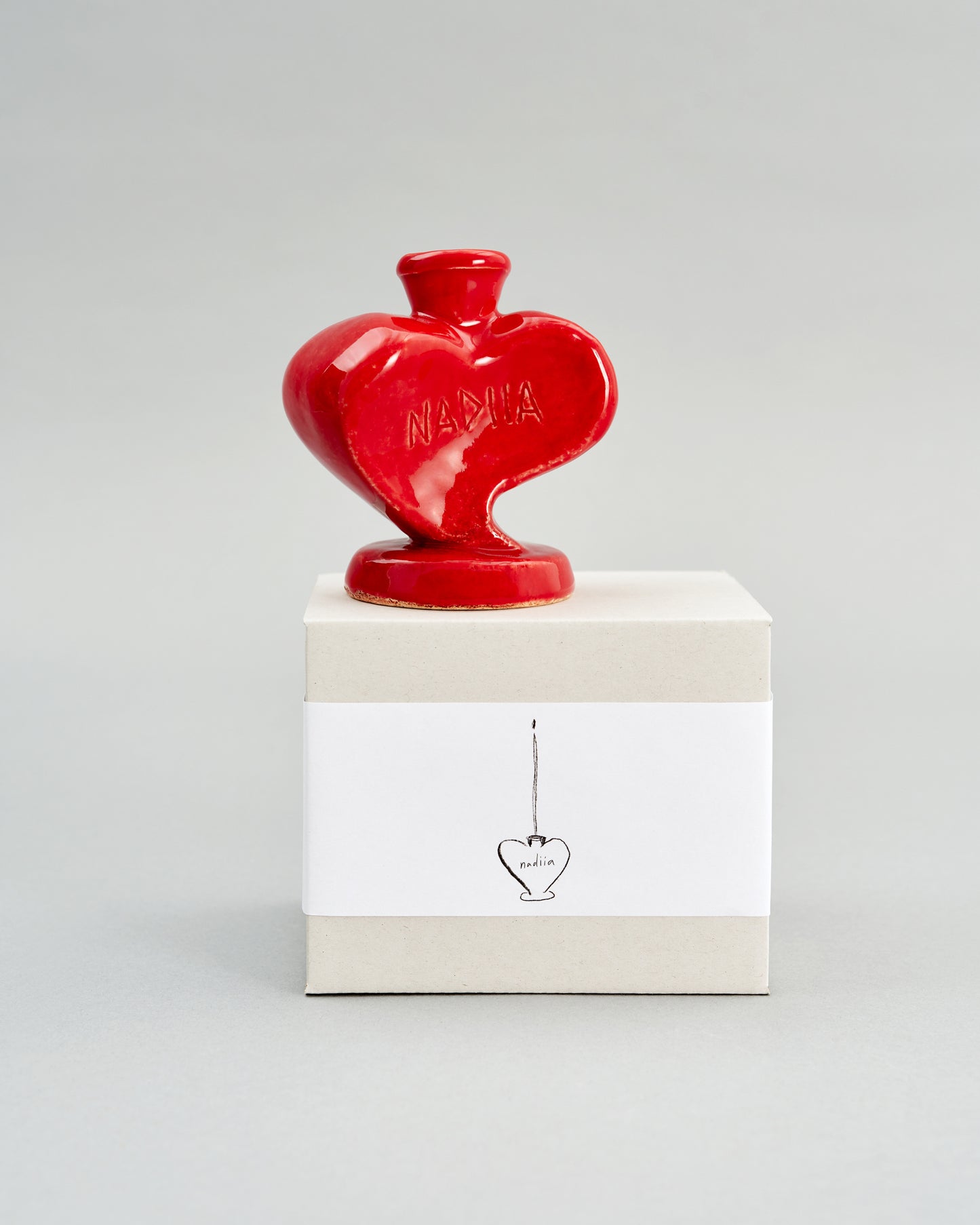 Купіть виріб ручної роботи Heart Candle Holder від Nadiia World. Ідеальний вибір для додавання вишуканості та шарму до вашого житлового простору або колекції особистих аксесуарів.