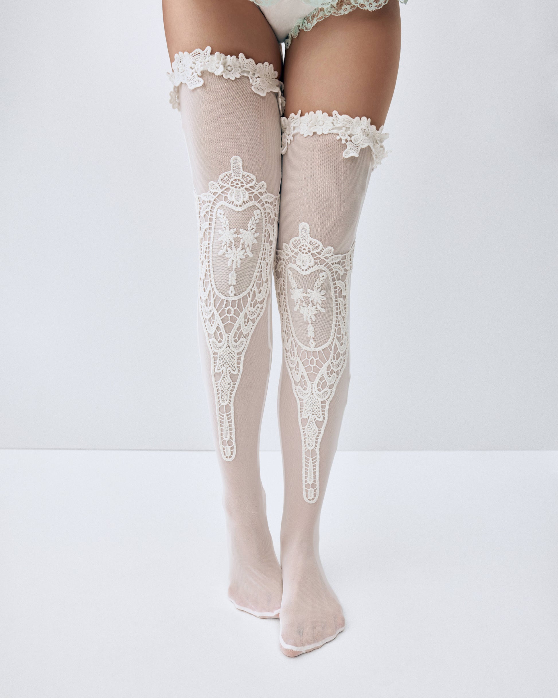 Купіть виріб ручної роботи White Fishnet Stockings with Lace and Bow “Opulence” від Nadiia World. Ідеальний вибір для додавання вишуканості та шарму до вашого житлового простору або колекції особистих аксесуарів.